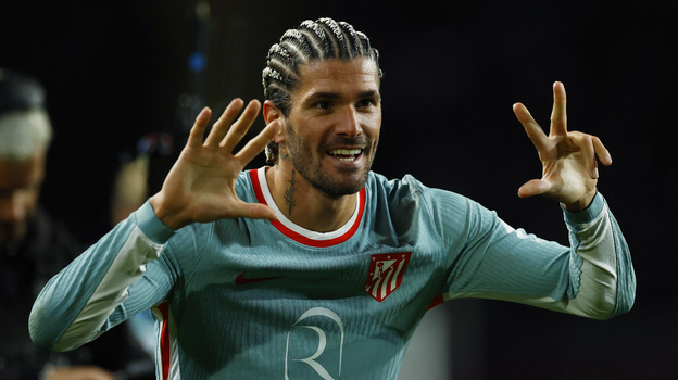 Родриго Де Пауль празднует гол в ворота «Барселоны».