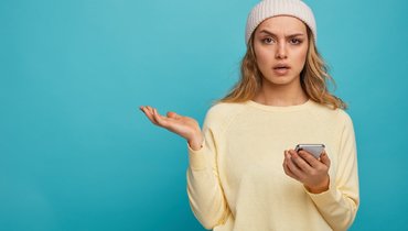 Девушка с телефоном.