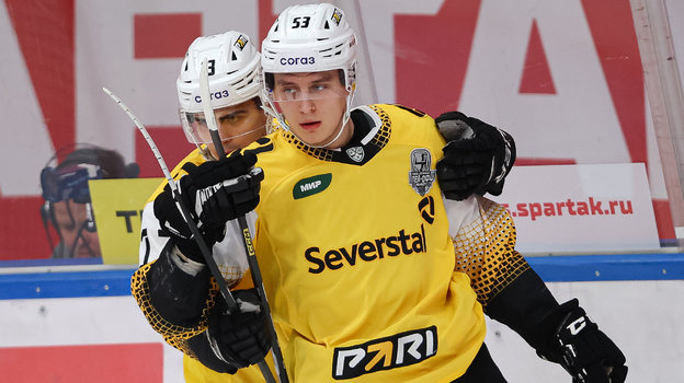 Кирилл Пилипенко и Данил Аймурзин. Хоккеисты «Северстали» Кирилл Пилипенко и Данил Аймурзин.