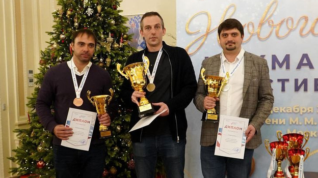 Александр Грищук (в центре) победил на Новогоднем шахматном фестивале-2024.