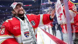 Голкипер «Флориды» Сергей Бобровский празднует победу в Кубке Стэнли. 24 июня 2024 года. Санрайз.