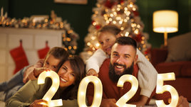 Семья празднует Новый год