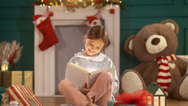 Девочка читает книгу зимой