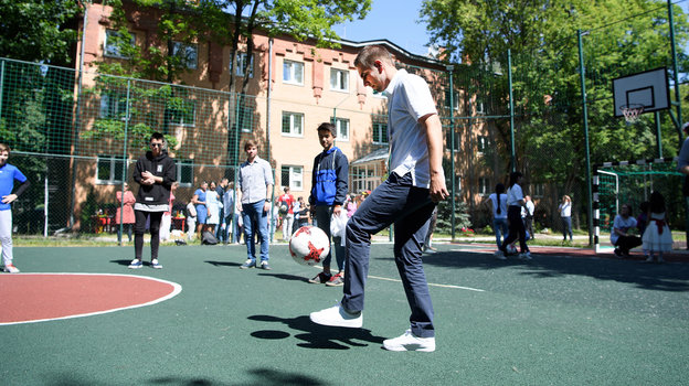 Филипп Лам играет в футбол с детьми перед началом чемпионата мира-2018 в Москве. Бывший футболист «Баварии» Филипп Лам играет в футбол с детьми перед началом чемпионата мира-2018 в Москве.