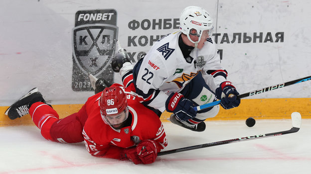 Егор Зайцев и Данила Юров. Хоккеисты Егор Зайцев и Данила Юров в матче КХЛ «Спартак» — «Металлург» (1:0). 26 марта 2024 года. Москва