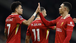 Футболисты Луис Фернандо Диас, Мохамед Салах и Трент Александер-Арнольд празднуют гол в матче АПЛ «Тоттенхэм» — «Ливерпуль» (3:6). 22 декабря. Лондон