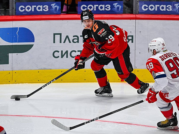Владимир Ткачев. Нападающий «Авангарда» Владимир Ткачев.