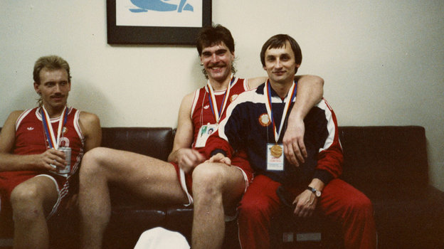 Римас Куртинайтис, Арвидас Сабонис и Василий Авраменко. Баскетболисты Римас Куртинайтис, Арвидас Сабонис и врач Василий Авраменко.