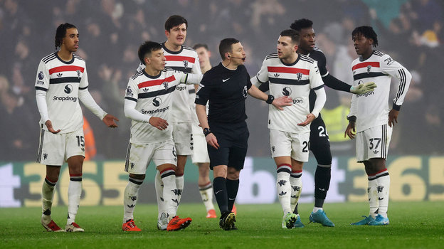 Футболисты «Манчестер Юнайтед» спорят с судьей Тони Харрингтоном.