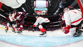 Хоккеисты Калум Ричи, Бруно Османис, Тэннер Молендик и Джек Иванкович в матче Латвия U20 — Канада U20 (3:2 Б). 28 декабря. Оттава