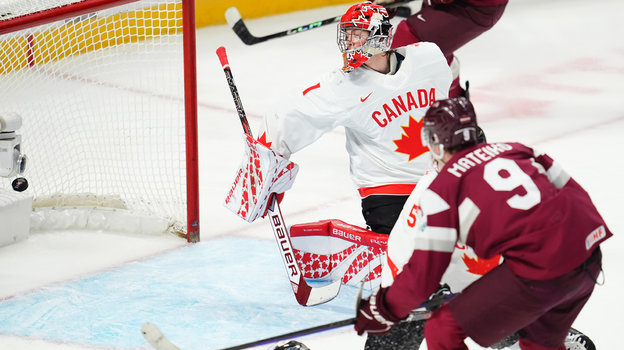 Джек Иванкович и Эрик Матейко. Вратарь Джек Иванкович пропускает шайбу в матче Латвия U20 — Канада U20 (3:2 Б). 28 декабря. Оттава