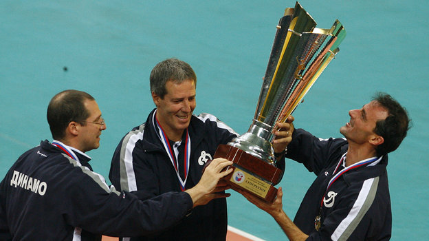 Даниэле Баньоли (в центре) с Суперкубком России. Бывший тренер волейбольной сборной России и московского «Динамо» Даниэле Баньоли с Суперкубком России. 2008 год