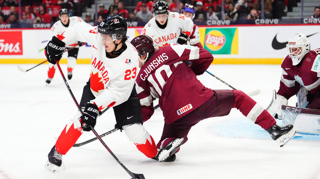 Тэннер Хоу и Харийс Цьюнскис. Хоккеисты Тэннер Хоу и Харийс Цьюнскис в матче Латвия U20 — Канада U20 (3:2 Б). 28 декабря. Оттава