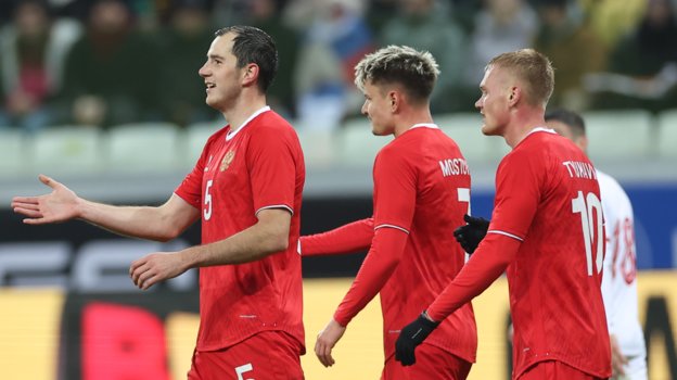 Футболисты сборной России Максим Осипенко, Андрей Мостовой и Константин Тюкавин.