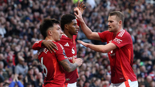 Лисандро Мартинес, Маркус Рэшфорд и Маттейс де Лигт. Футболисты «Манчестер Юнайтед» Лисандро Мартинес, Маркус Рэшфорд и Маттейс де Лигт