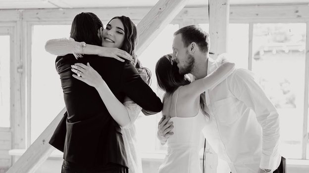 Мария Вадеева и Никита Клюндиков принимают поздравления на свадьбе.