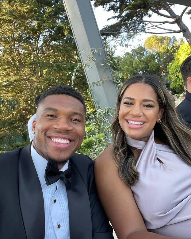 Яннис Адетокумбо и Мэрайя Риддлсприггер.