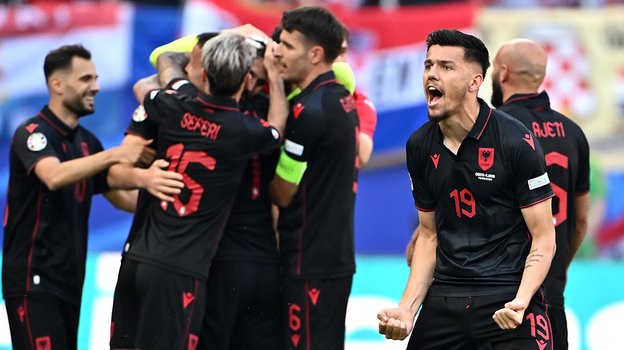 Мирлинд Даку (№19) с товарищами по команде. Футболист Мирлинд Даку