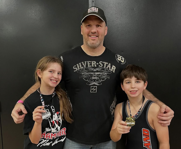 Мэтт Хэммил со своими детьми.