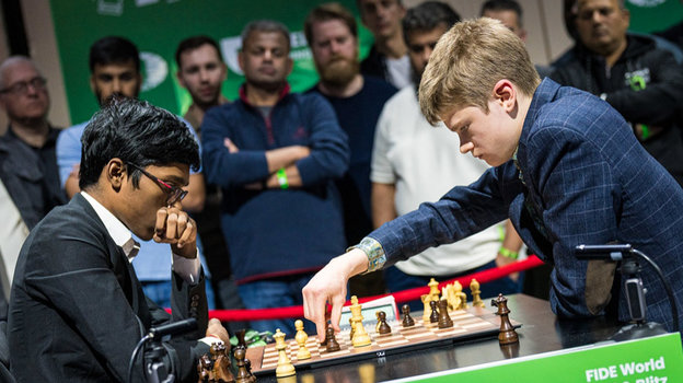 Володар Мурзин (справа) во время партии чемпионата мира по блицу. Шахматист Володар Мурзин