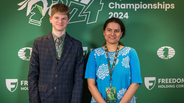 Володар Мурзин и победительница ЧМ по рапиду среди женщин Хампи Конеру из Индии. Шахматисты Володар Мурзин и Хампи Конеру.
