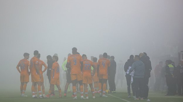 Матч между «Насьоналом» и «Порту» прерван из-за тумана.