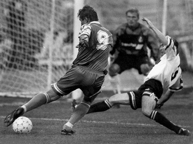 Олег Веретенников забивает свой 100-й гол в чемпионатах России в ворота «Локомотива». 1997 год. Олег Веретенников забивает свой 100-й гол в чемпионатах России в ворота «Локомотива». 1997 год.