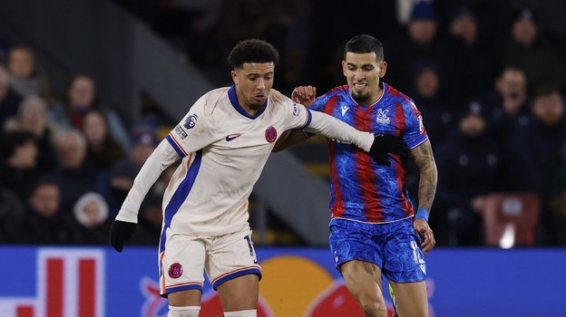 Игрок «Челси» Джейдон Санчо и футболист «Кристал Пэлас» Даниэль Муньос.