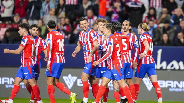 Игроки «Атлетико» поздравляют Антуана Гризманна с голом в ворота клуба «Марбелья».
