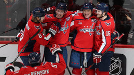 Нападающий «Вашингтона» Александр Овечкин с одноклубниками