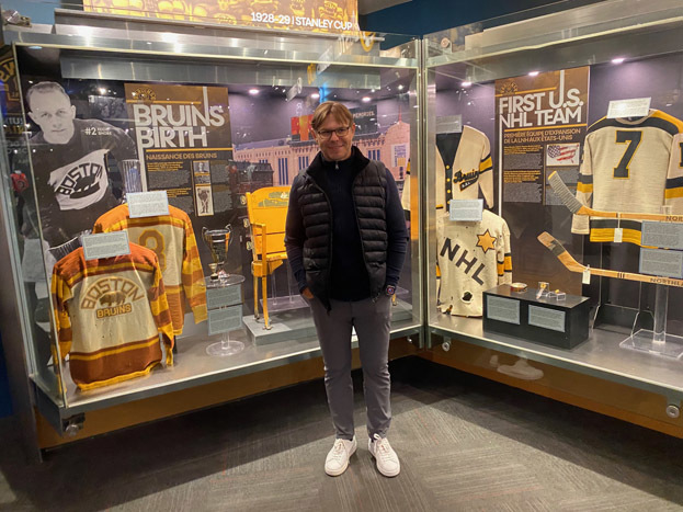 Сергей Самсонов у стенда «Бостона», который задрафтовал его и где он провел самый большой отрезок карьеры. Сергей Самсонов у стенда «Бостона», который задрафтовал его и где он провел самый большой отрезок карьеры