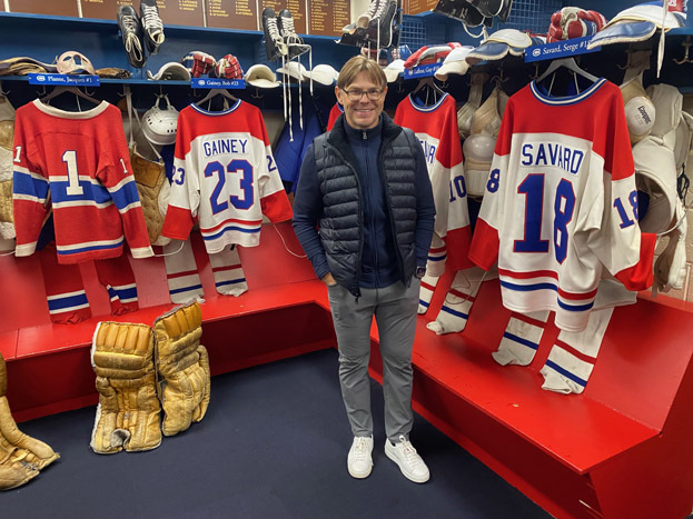 Сергей Самсонов в реплике раздевалки «Монреаля», в котором Самсонов играл один сезон. Сергей Самсонов в реплике раздевалки «Монреаля», в котором Самсонов играл один сезон