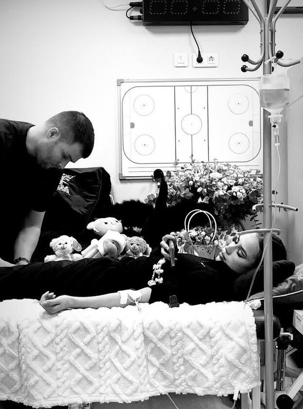 Алина Загитова выложила фото, где лежит под капельницей.