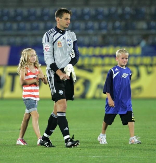 Антонин Кински с детьми после матча чемпионата России «Сатурн» — «Ростов» (4:0) в Раменском в 2009 году.