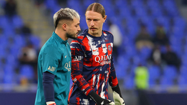 Вратари «ПСЖ» Матвей Сафонов (справа) и Арнау Тенас.