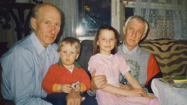 Игорь и Лев Нетто с внуками.