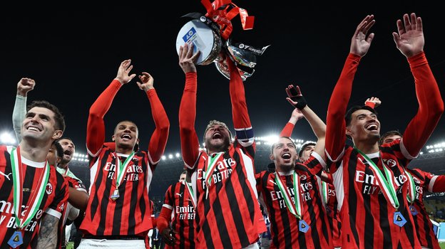 Игроки «Милана» празднуют победу.