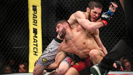 Махачев отравился перед боем с Царукяном, но все равно победил. Вспоминаем, как прошел их первый поединок