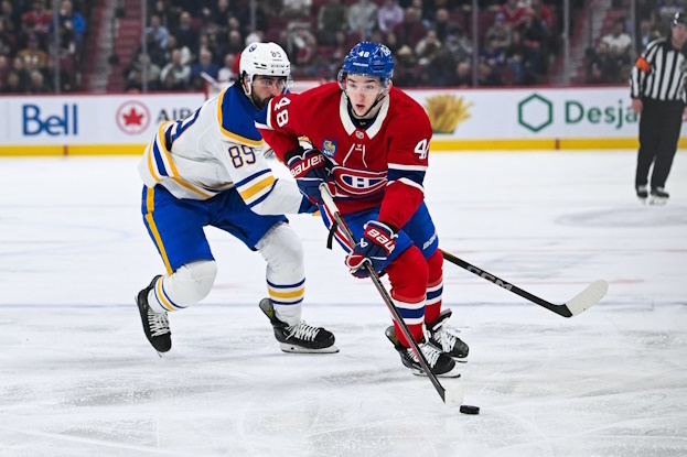 Лэйн Хатсон (справа).