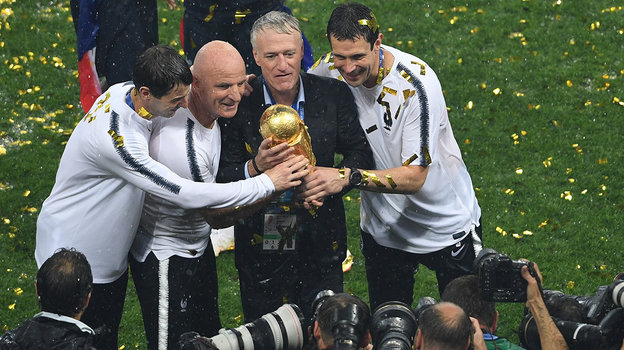 Тренерский штаб сборной Франции во главе с Дидье Дешамом с кубком за победу на чемпионате мира-2018.