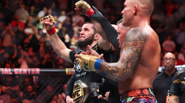 Ислам Махачев с поясом UFC после победы над Дастином Порье.