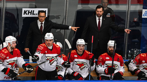 Ги Буше и Александров Свитов с игроками «Авангарда». Тренеры «Авангарда» Ги Буше и Александров Свитов