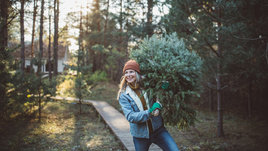 Девушка несет елку