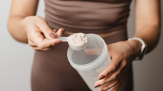 Девушка держит протеин