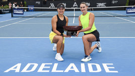 Теннисистки Го Ханьюй и Александра Панова празднуют победу на турнире WTA Adelaide International. 10 января. Аделаида