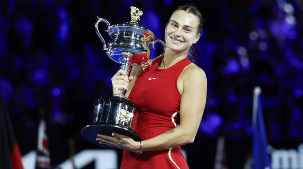 Арина Соболенко. Теннисистка Арина Соболенко с кубком после победы на Australian Open. 27 января 2024 года. Мельбурн