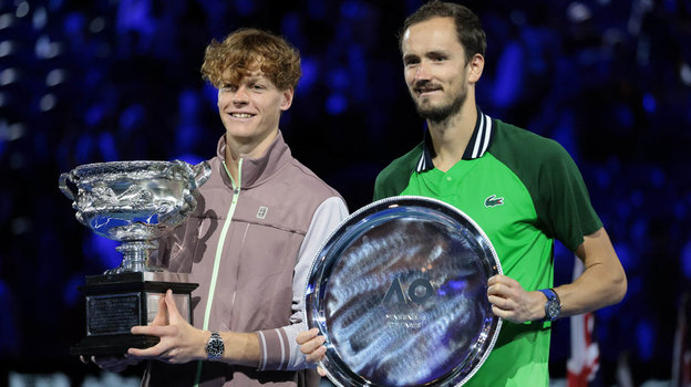 Янник Синнер и Даниил Медведев. Теннисисты Янник Синнер и Даниил Медведев на церемонии награждения Australian Open. 28 января 2024 года. Мельбурн