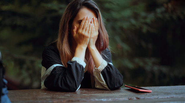 Девушка закрыла лицо руками