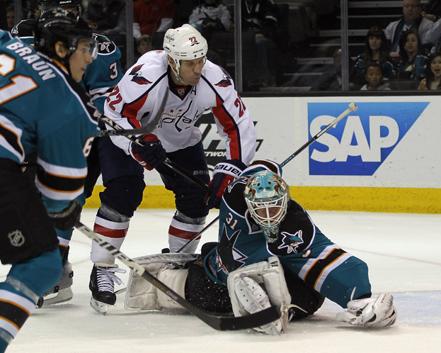 Майк Кнубл атакует ворота Антти Ниеми. Хоккеист Майк Кнубл атакует ворота Антти Ниеми в матче «Сан-Хосе» — «Вашингтон» (5:2). 7 января 2012 года