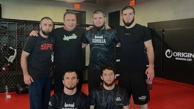 Мухаммад Абдулхамидов, Хавьер Мендес, Хабиб Нурмагомедов, Ислам Махачев, Умар Нурмагомедов и Тагир Уланбеков.